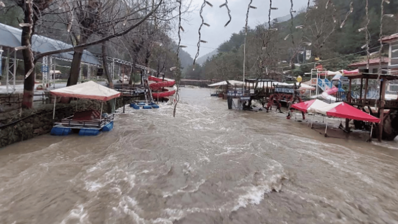 Foto - Antalya’da yağış rekoru! 40 günde bir yıllık yağmur yağdı
