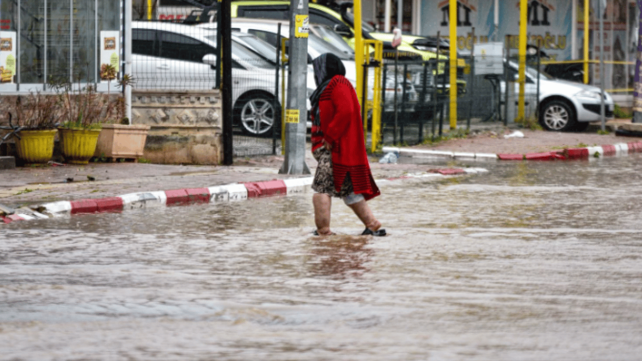 Antalya’da yağış rekoru! 40 günde bir yıllık yağmur yağdı