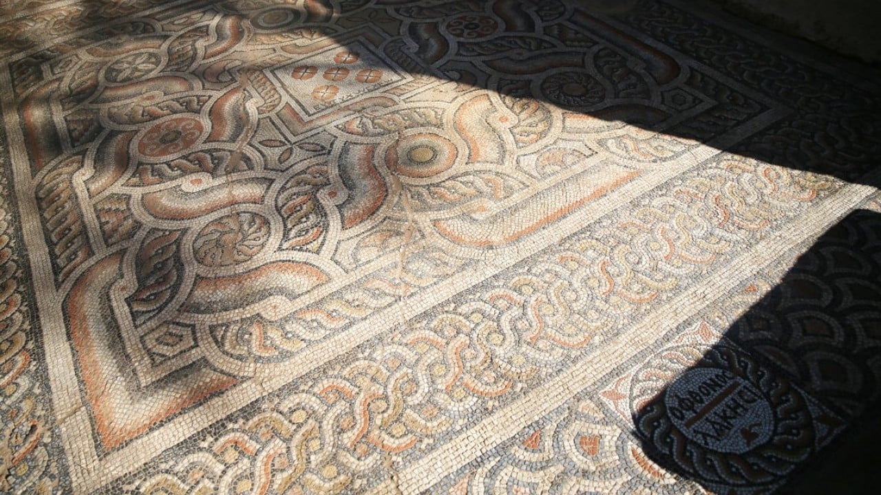 Foto - Antalya’daki 3 bin yıllık antik kentte ‘kıskanan çatlasın’ yazılı mozaik bulundu