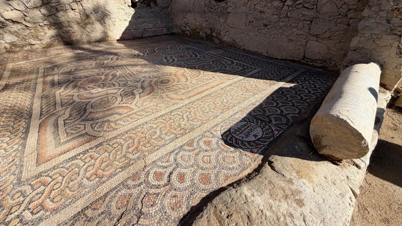 Foto - Antalya’daki 3 bin yıllık antik kentte ‘kıskanan çatlasın’ yazılı mozaik bulundu