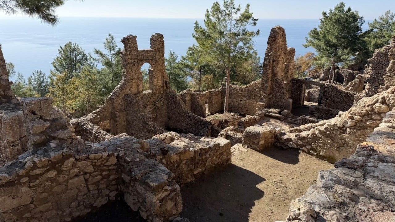 Foto - Antalya’daki 3 bin yıllık antik kentte ‘kıskanan çatlasın’ yazılı mozaik bulundu