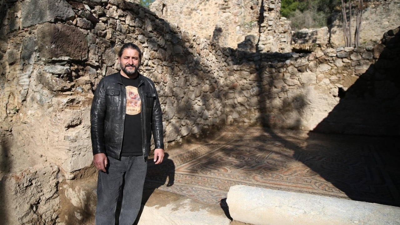 Foto - Antalya’daki 3 bin yıllık antik kentte ‘kıskanan çatlasın’ yazılı mozaik bulundu