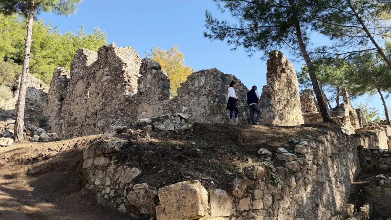Foto - Antalya’daki 3 bin yıllık antik kentte ‘kıskanan çatlasın’ yazılı mozaik bulundu