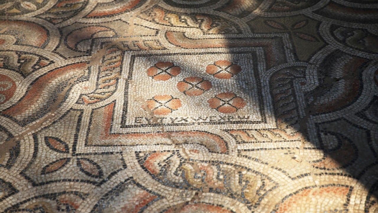 Foto - Antalya’daki 3 bin yıllık antik kentte ‘kıskanan çatlasın’ yazılı mozaik bulundu