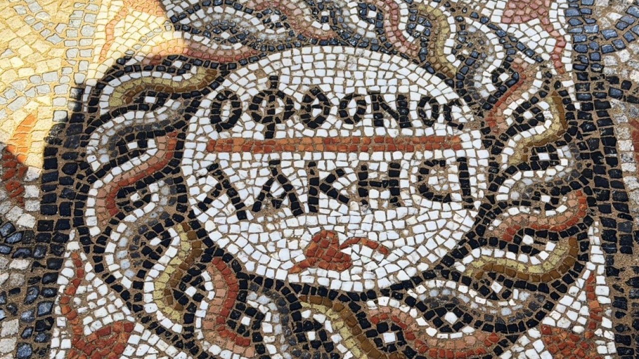 Antalya’daki 3 bin yıllık antik kentte ‘kıskanan çatlasın’ yazılı mozaik bulundu