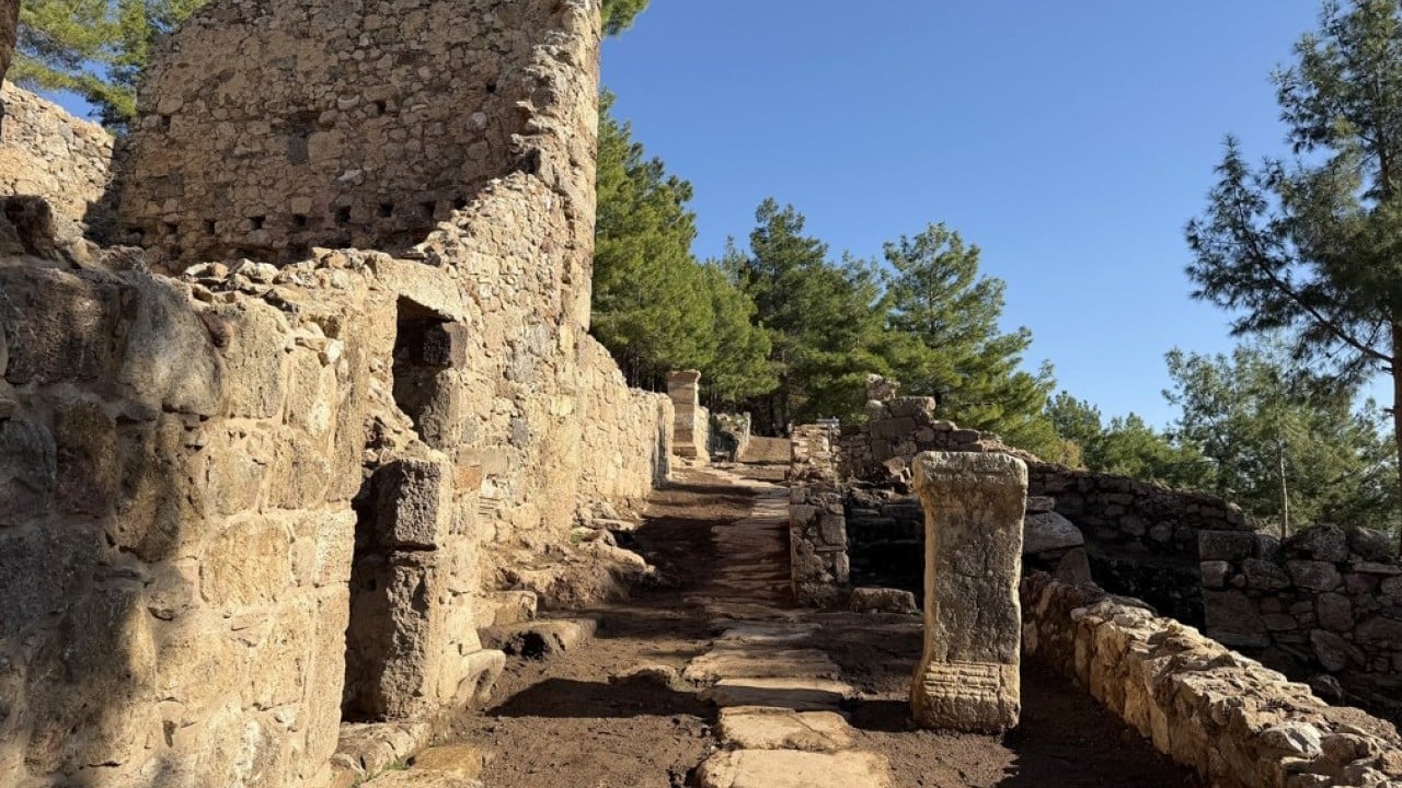 Foto - Antalya’daki 3 bin yıllık antik kentte ‘kıskanan çatlasın’ yazılı mozaik bulundu