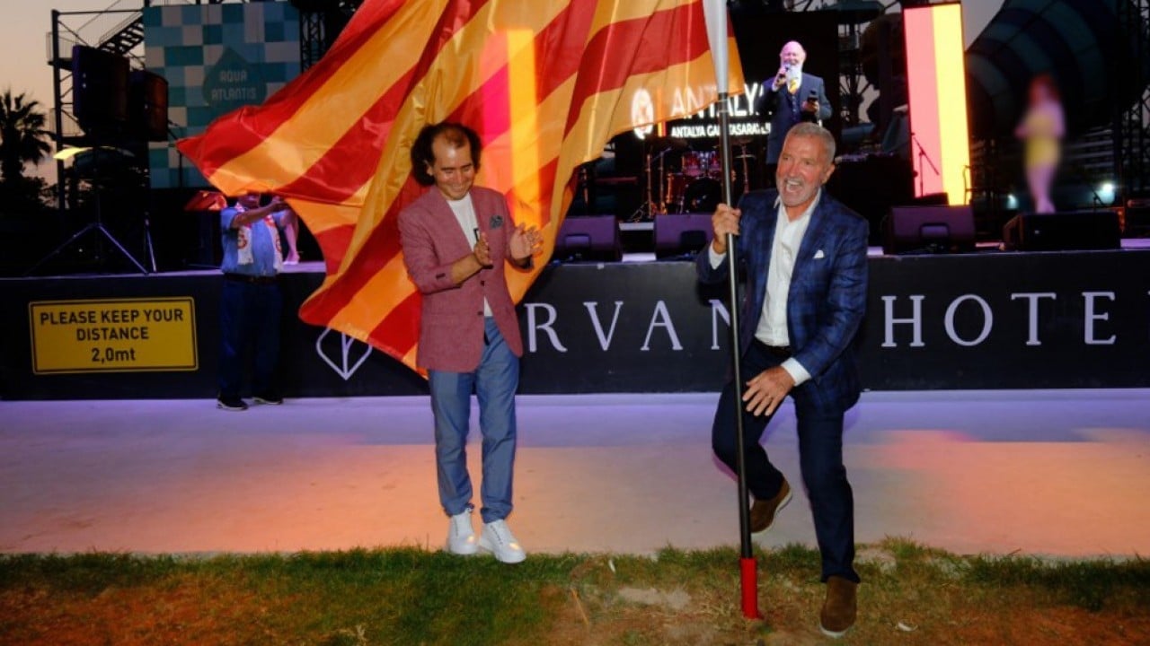 Antalya'daki kutlamalara o an damga vurdu! 'Ulubatlı Souness' çim alana bayrak dikti
