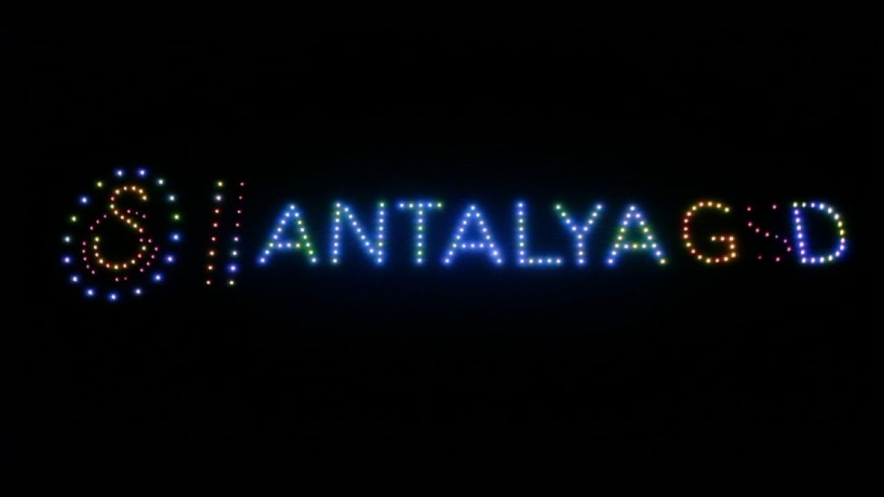 Foto - Antalya'daki kutlamalara o an damga vurdu! 'Ulubatlı Souness' çim alana bayrak dikti