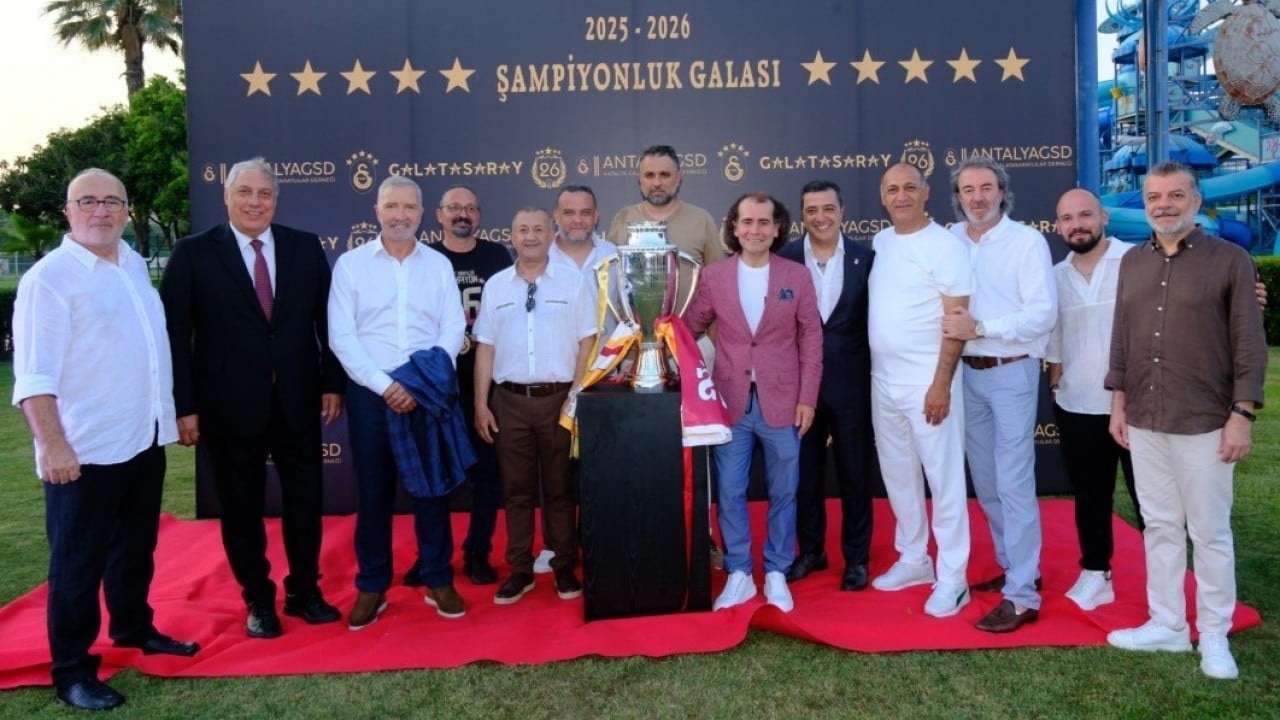 Foto - Antalya'daki kutlamalara o an damga vurdu! 'Ulubatlı Souness' çim alana bayrak dikti