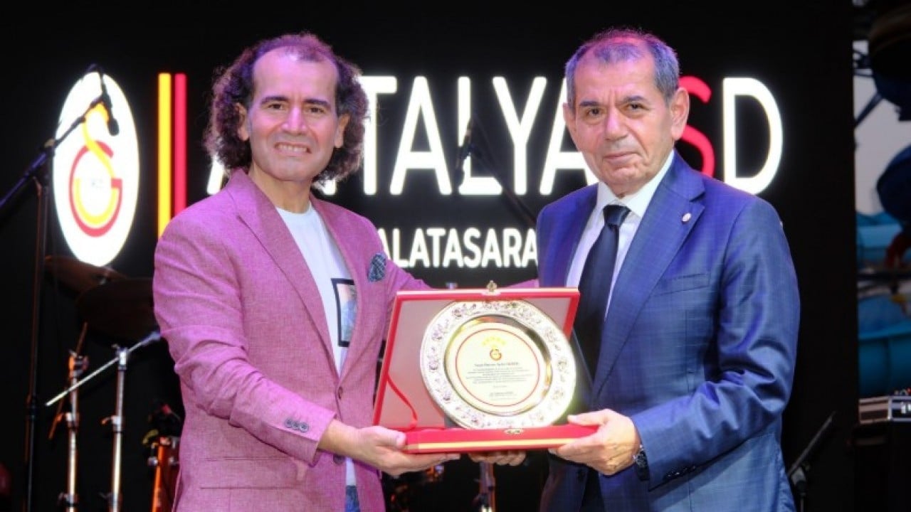 Foto - Antalya'daki kutlamalara o an damga vurdu! 'Ulubatlı Souness' çim alana bayrak dikti