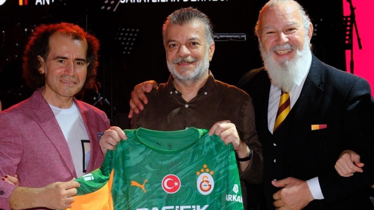 Foto - Antalya'daki kutlamalara o an damga vurdu! 'Ulubatlı Souness' çim alana bayrak dikti