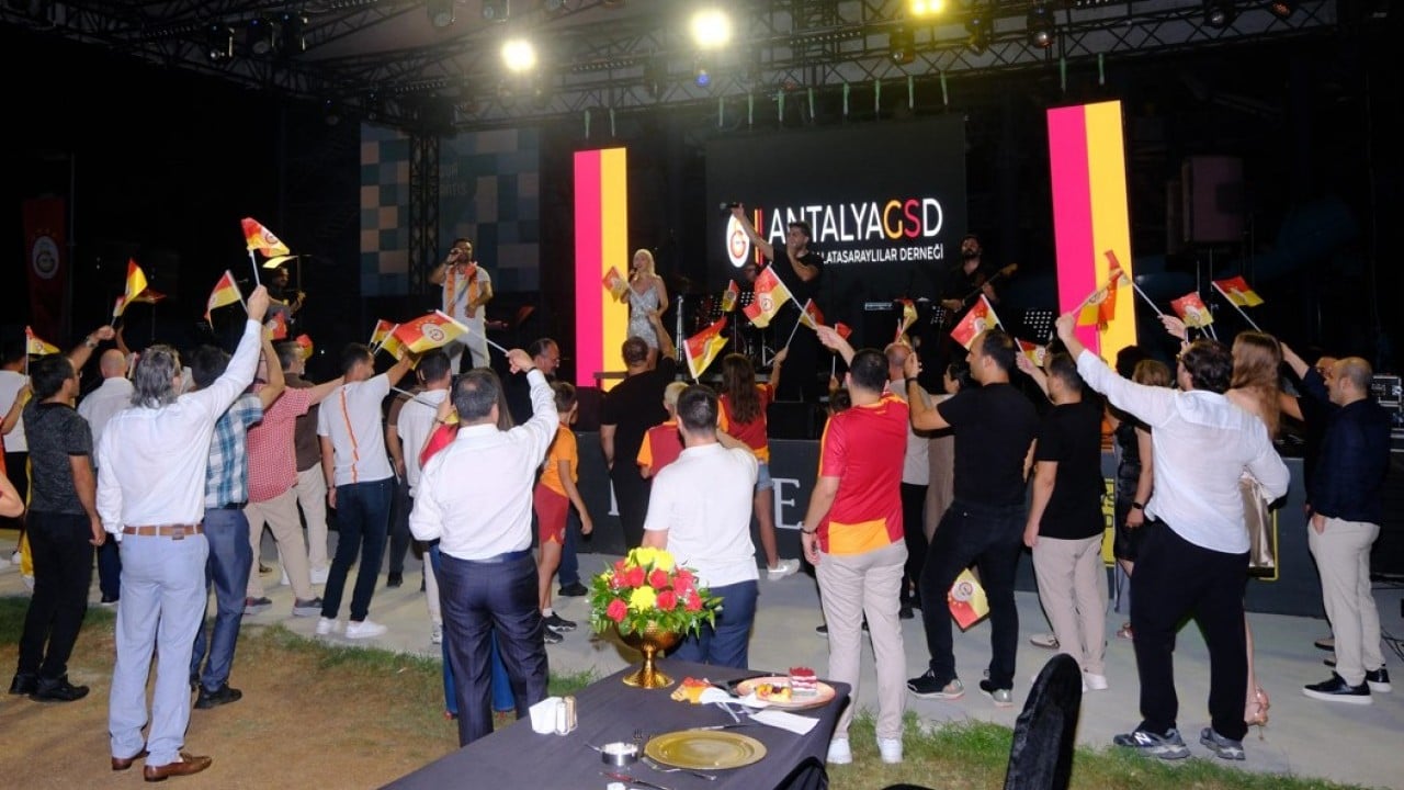 Foto - Antalya'daki kutlamalara o an damga vurdu! 'Ulubatlı Souness' çim alana bayrak dikti