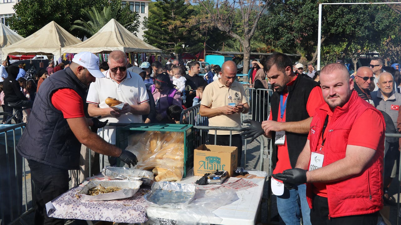 Foto - Antalyalılar hamsiye doydu! 7 ton hamsi için sıraya girdiler