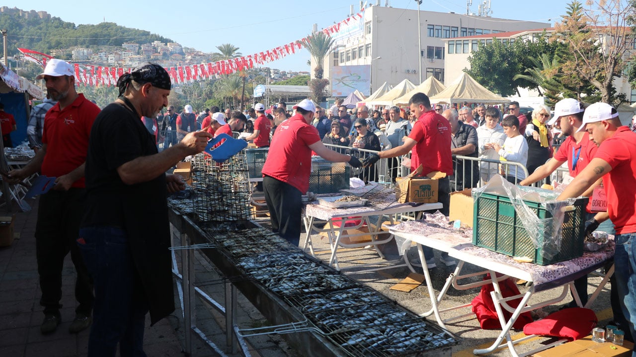 Foto - Antalyalılar hamsiye doydu! 7 ton hamsi için sıraya girdiler