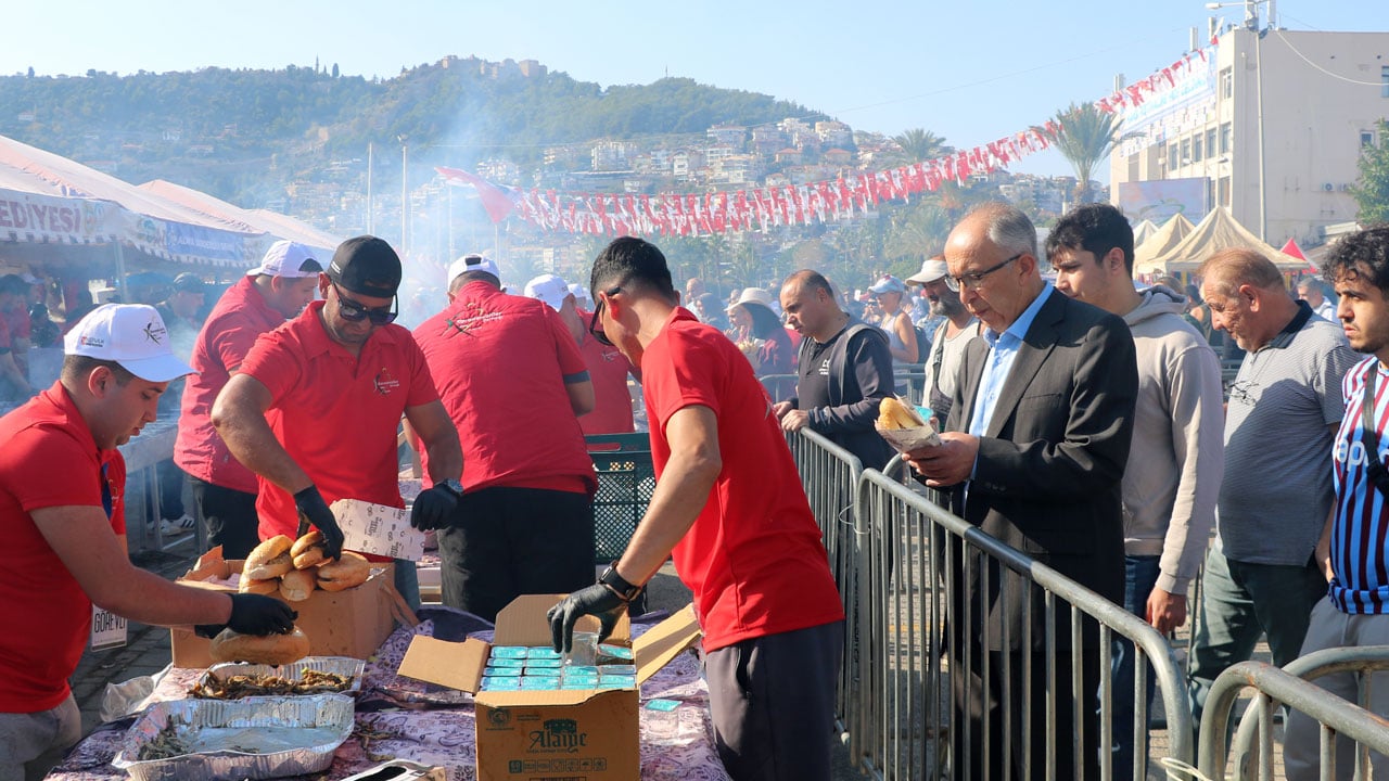 Antalyalılar hamsiye doydu! 7 ton hamsi için sıraya girdiler