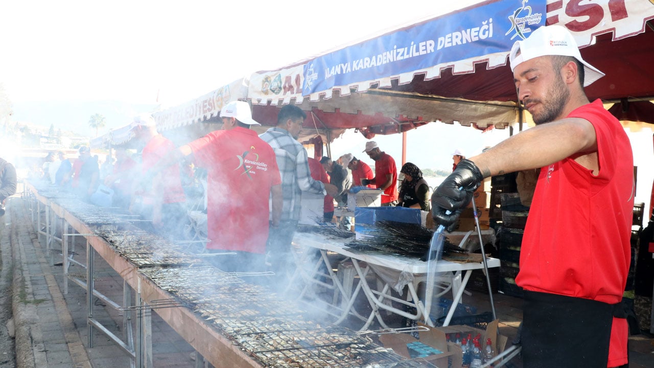 Foto - Antalyalılar hamsiye doydu! 7 ton hamsi için sıraya girdiler