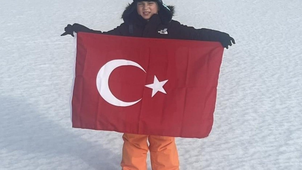 Antarktika’da Türk bayrağı açtı Güney Kutbu en küçük Türk ile tanıştı