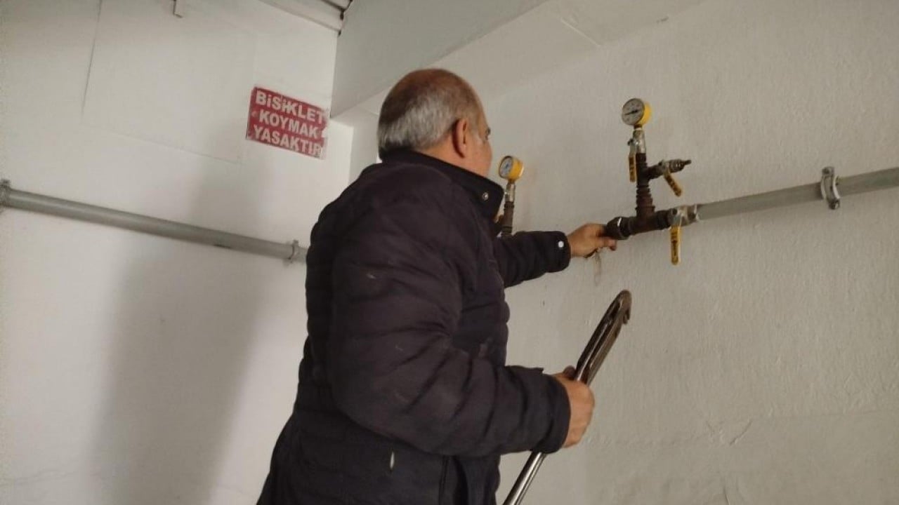 Apartman sakinlerini iki gün perişan etti Kombiden su musluktan gaz