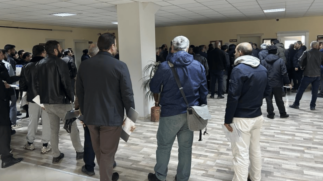 APP plaka değişiminde yoğunluk tavan yaptı! Vatandaş mağdur oldu