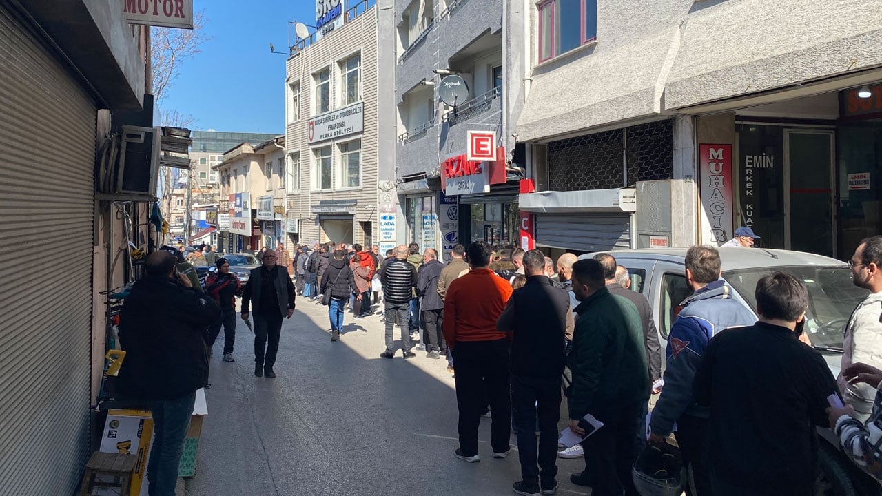 Foto - APP plaka izdihamı... 140 bin lira cezayı duyan koştu, kuyruk sokaklara taştı!