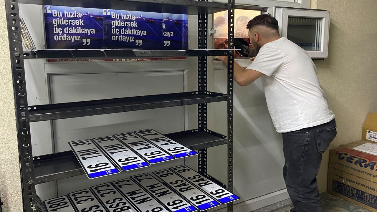 Foto - APP plaka izdihamı... 140 bin lira cezayı duyan koştu, kuyruk sokaklara taştı!