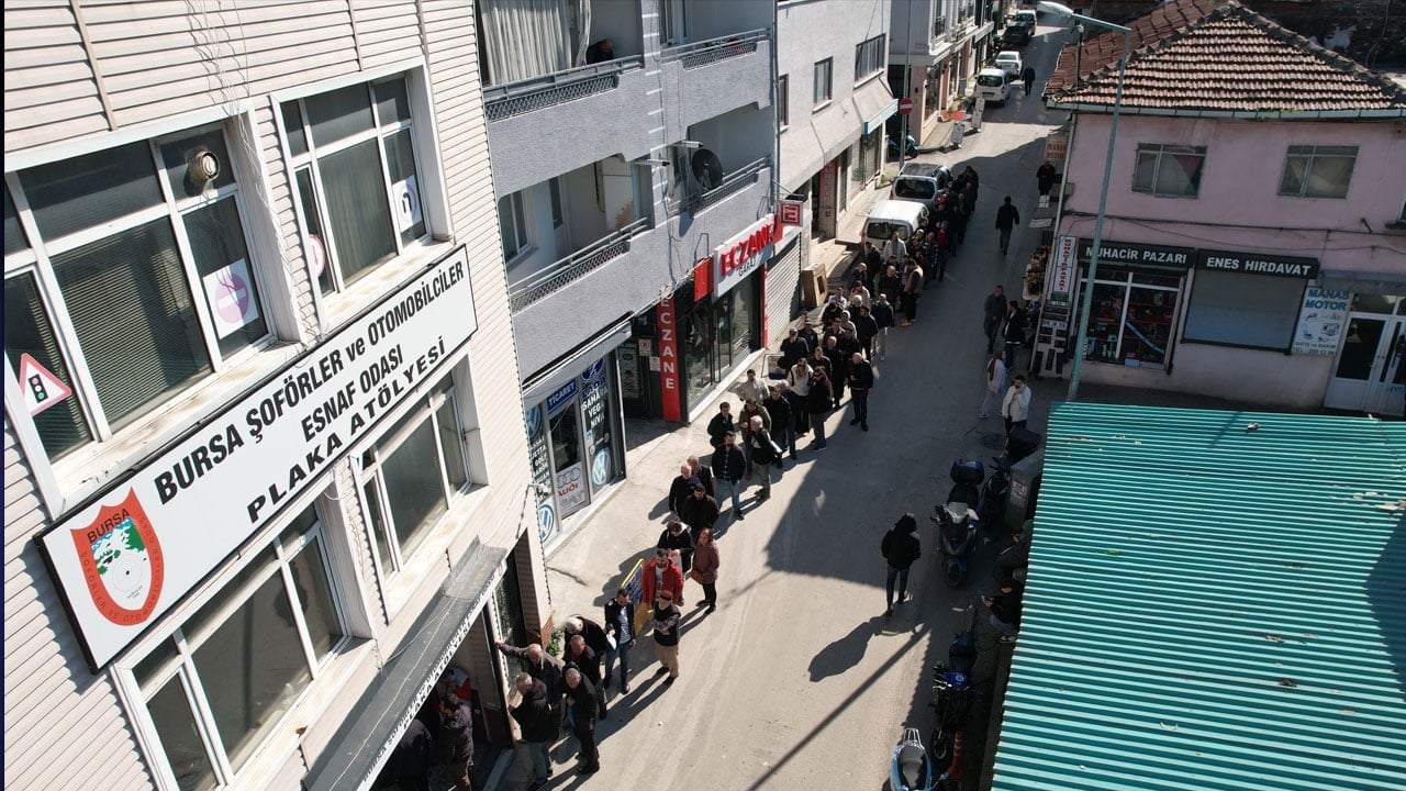 Foto - APP plaka izdihamı... 140 bin lira cezayı duyan koştu, kuyruk sokaklara taştı!