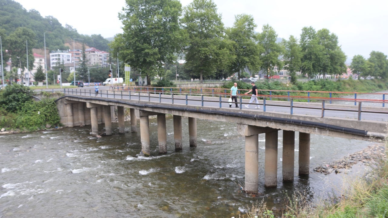 Araç geçince sallanıyor! Trabzon’da 40 yıllık köprü için facia uyarısı