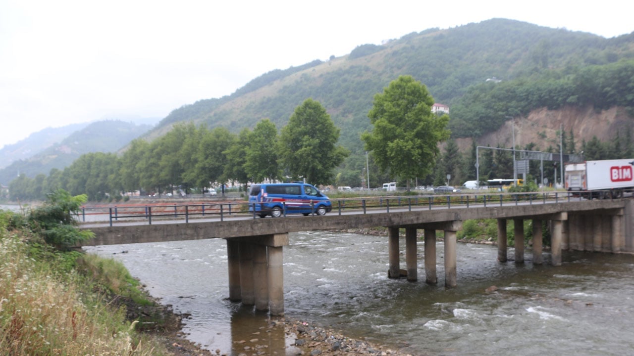 Foto - Araç geçince sallanıyor! Trabzon’da 40 yıllık köprü için facia uyarısı