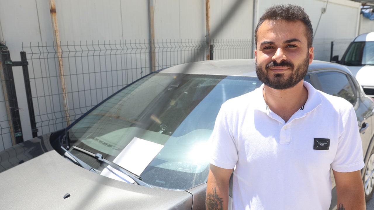 Foto - Araca çarpıp kaçmadı! Ön cama bıraktığı bu not takdir topladı