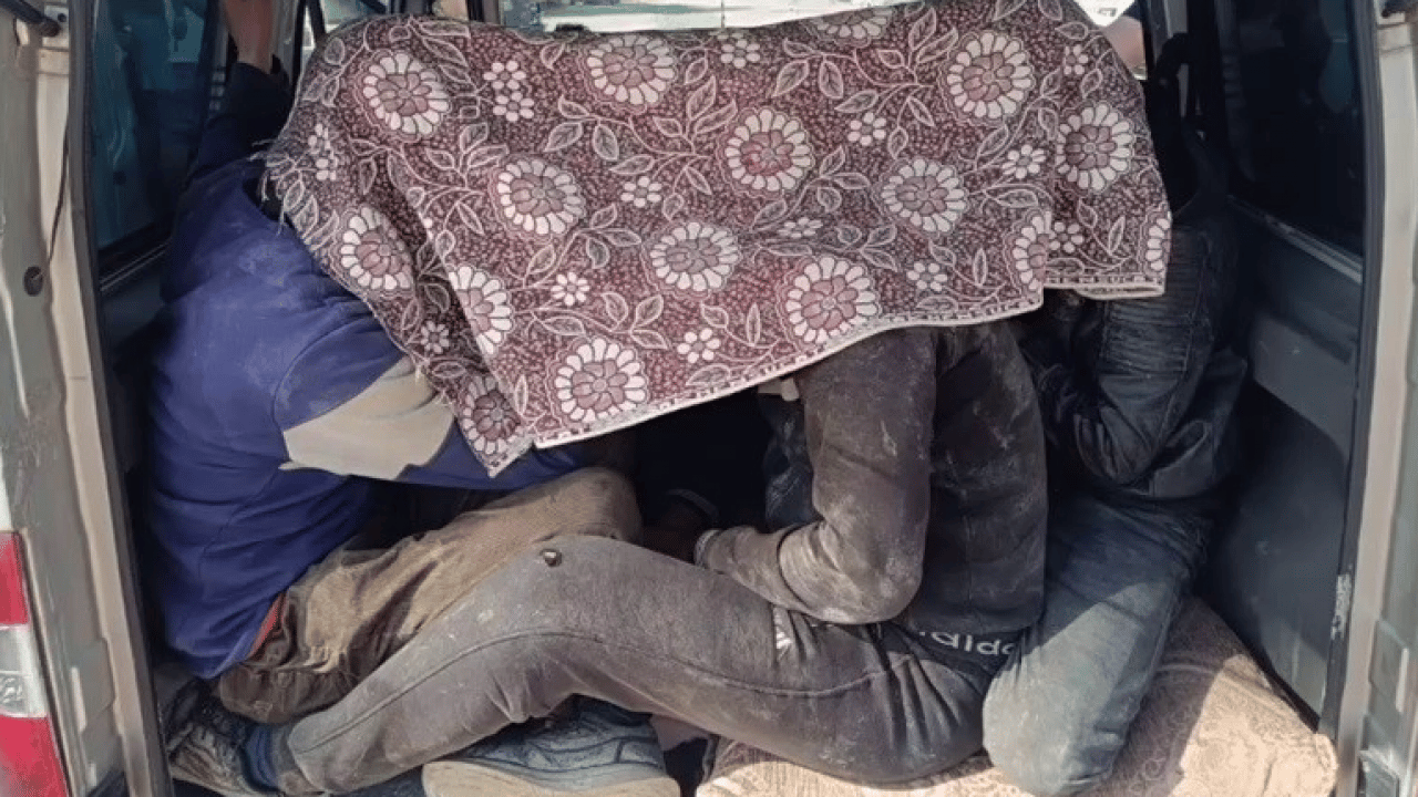 Foto - Araca tam 10 göçmen sığdırdı! İnsan taciri alçağa 100 bin TL ceza kesildi