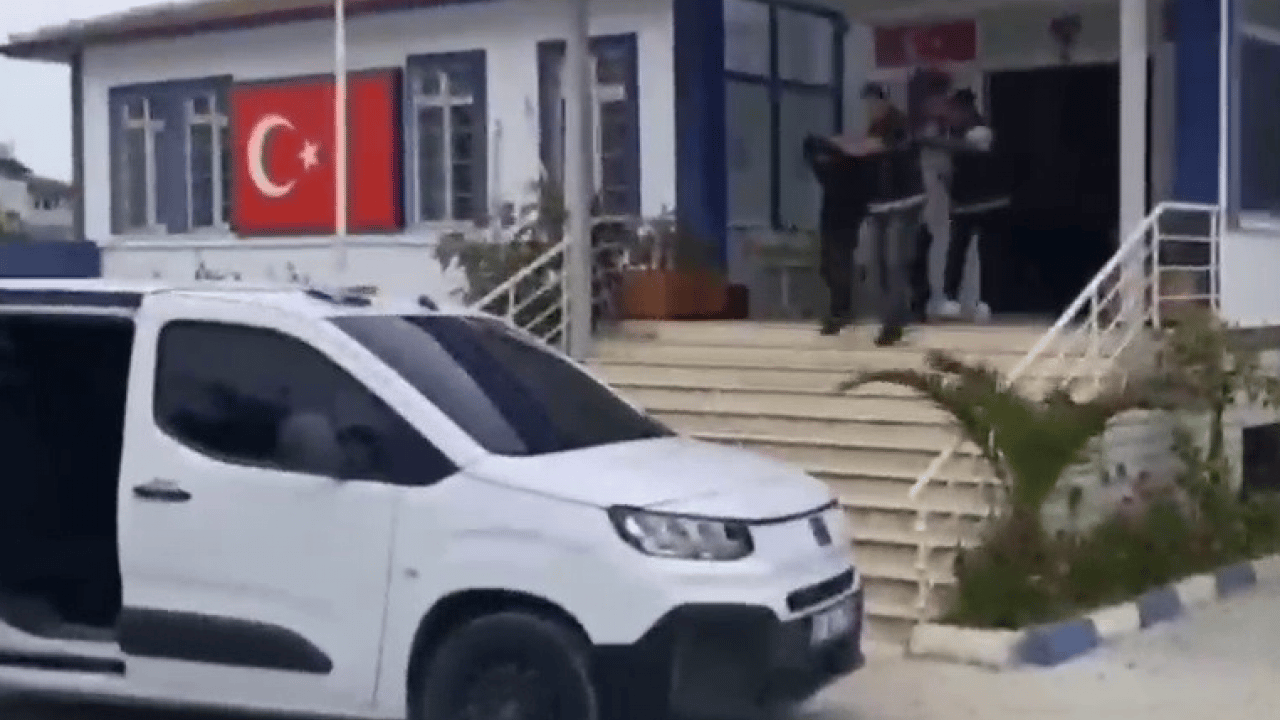 Foto - Araca tam 10 göçmen sığdırdı! İnsan taciri alçağa 100 bin TL ceza kesildi