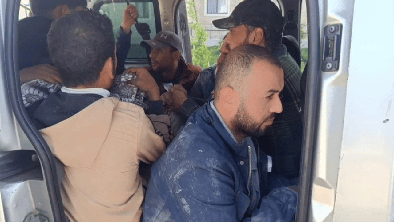 Foto - Araca tam 10 göçmen sığdırdı! İnsan taciri alçağa 100 bin TL ceza kesildi