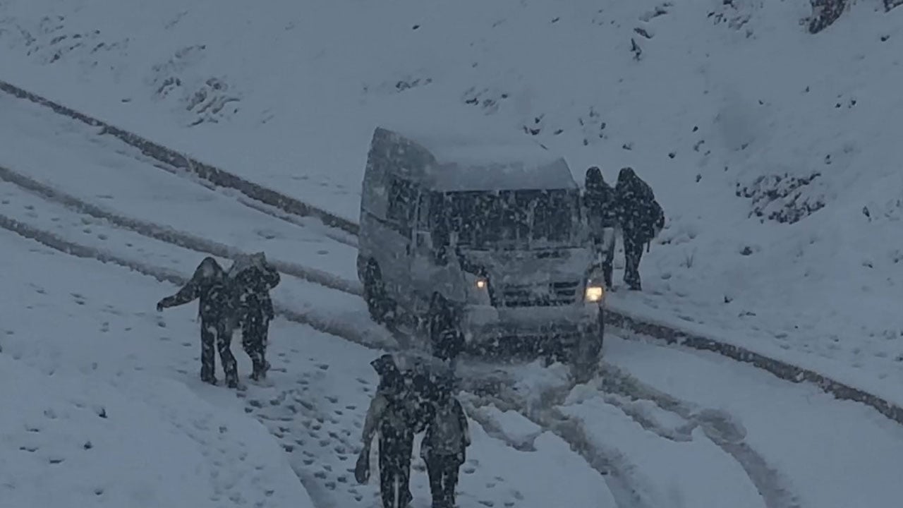 Foto - Araçlar mahsur kaldı! İlçe bir gecede beyaza büründü