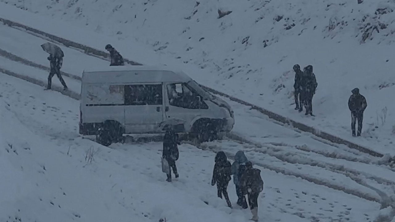 Araçlar mahsur kaldı! İlçe bir gecede beyaza büründü