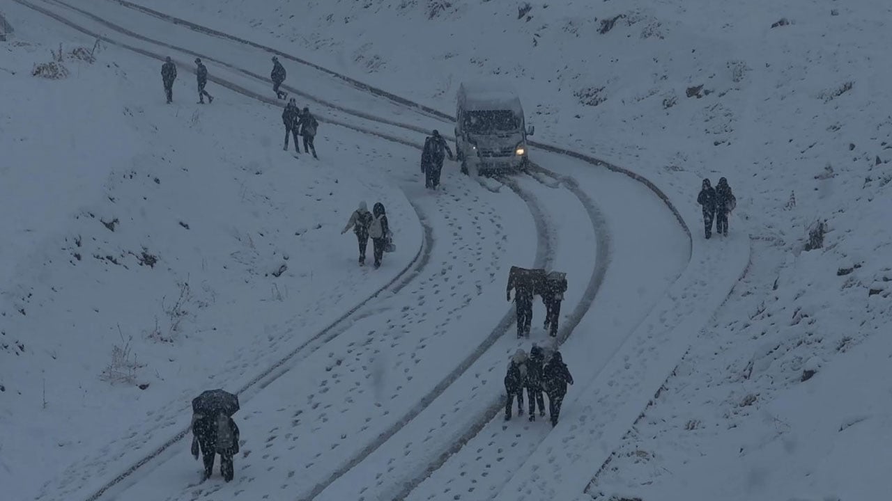 Foto - Araçlar mahsur kaldı! İlçe bir gecede beyaza büründü