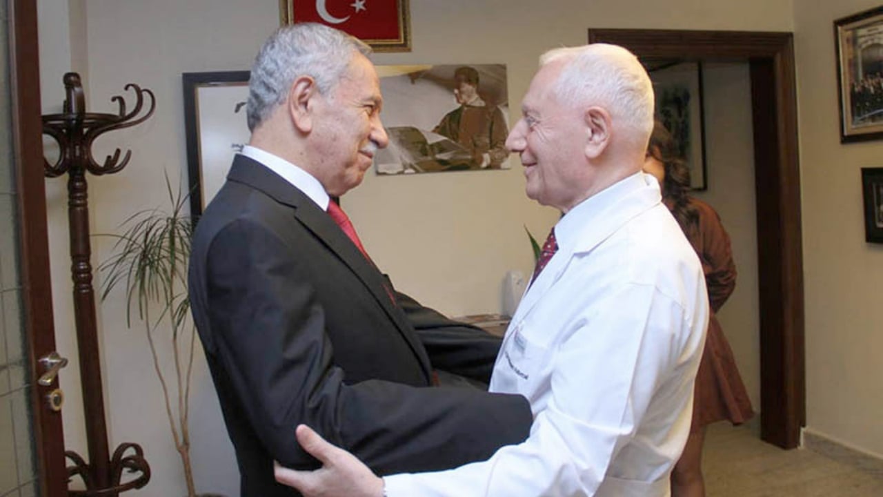 Foto - Arınç yine bildiğiniz gibi! Hem ağladı, hem göz kırptı