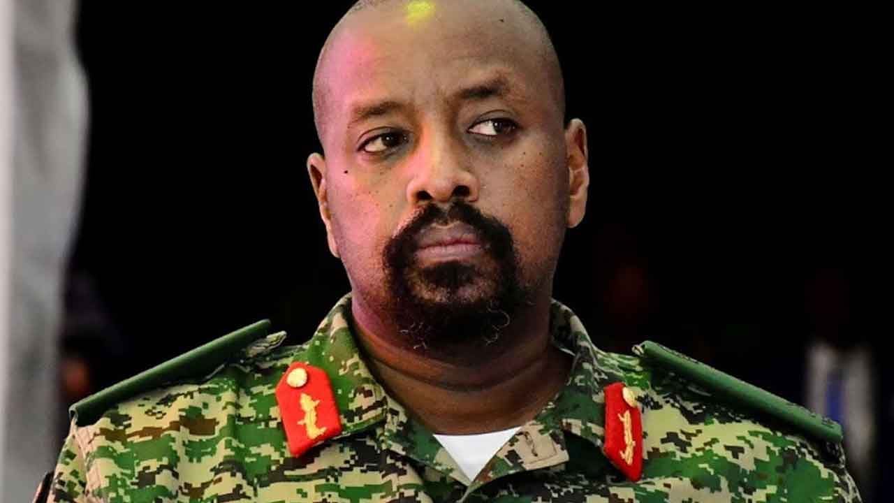 Foto - Arsız Ugandalı generalden Türkiye'ye yeni tehdit: Babamla konuşup Çinlilere vereceğim