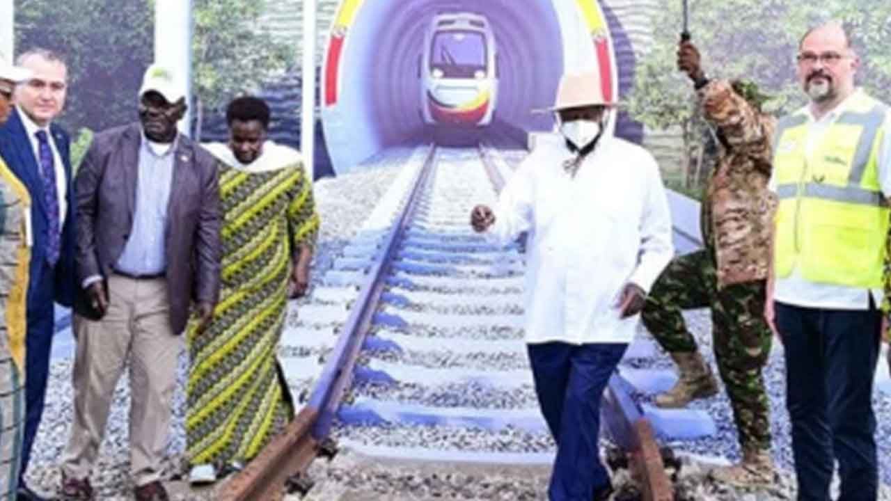 Foto - Arsız Ugandalı generalden Türkiye'ye yeni tehdit: Babamla konuşup Çinlilere vereceğim