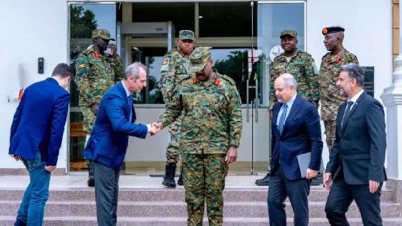 Foto - Arsız Ugandalı generalden Türkiye'ye yeni tehdit: Babamla konuşup Çinlilere vereceğim