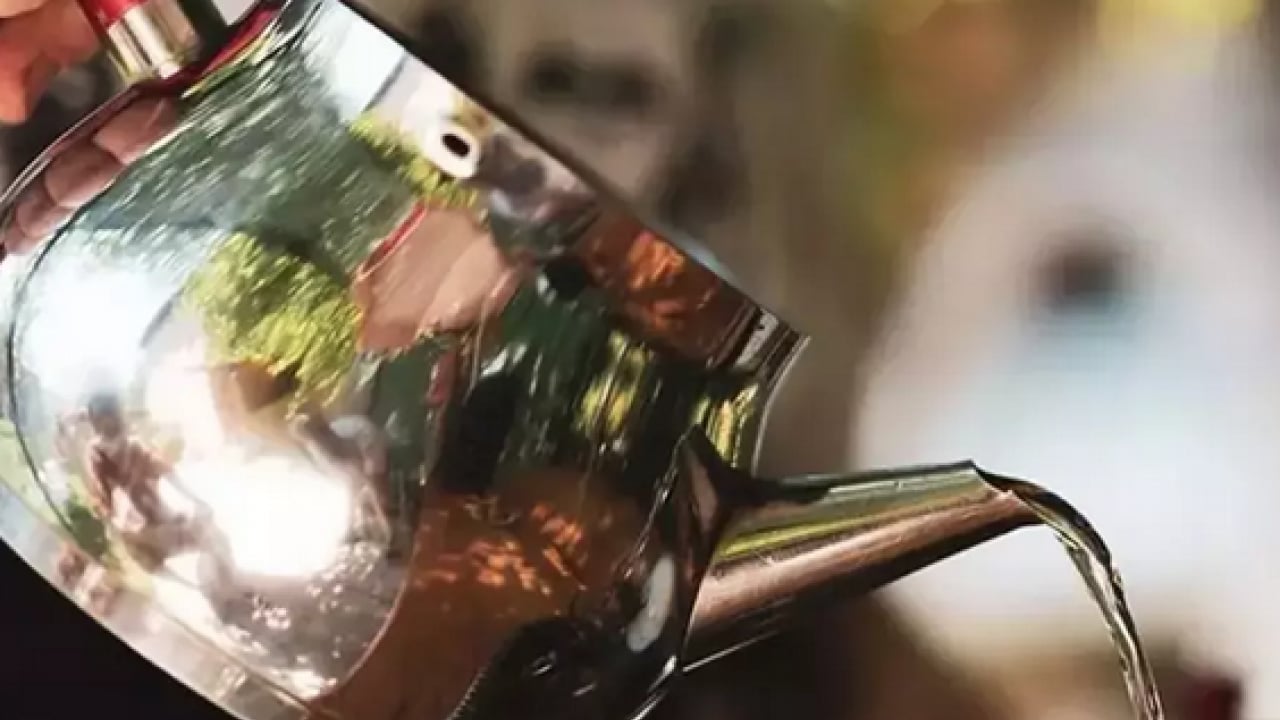 Artık mutfak için risk olmayacak: Demlikleri parlatmanın 1 numaralı yöntemi!