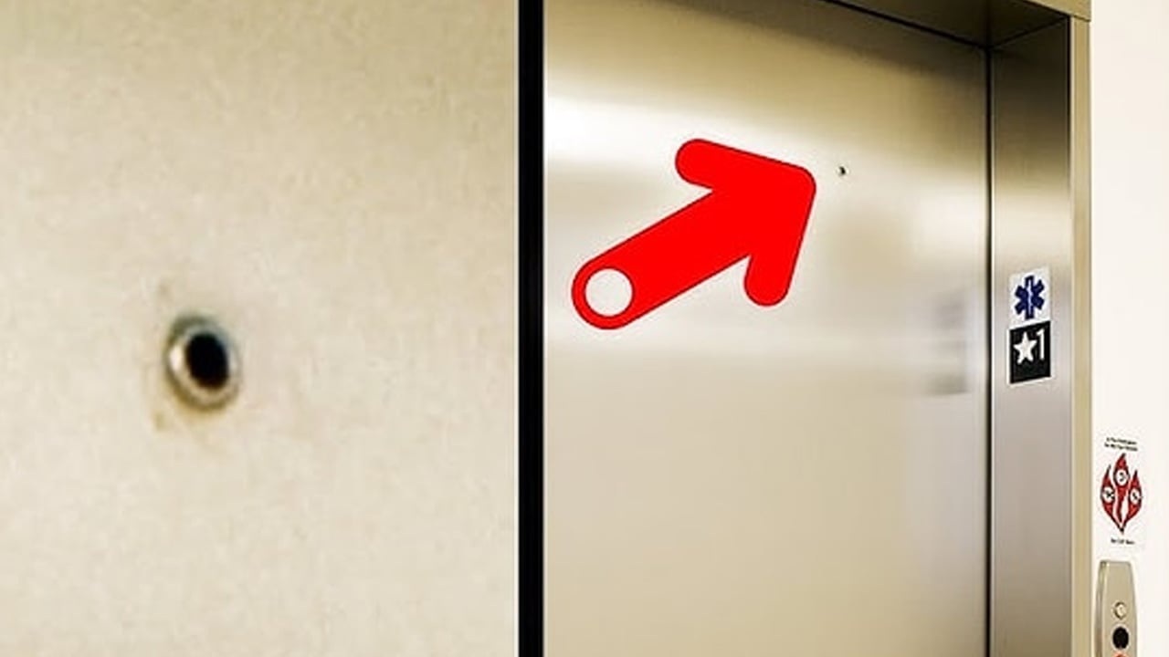Foto - Asansör kapılarındaki o deliğe dikkat: Hiç o detayı fark ettiniz mi?... Görünmez bir kahraman