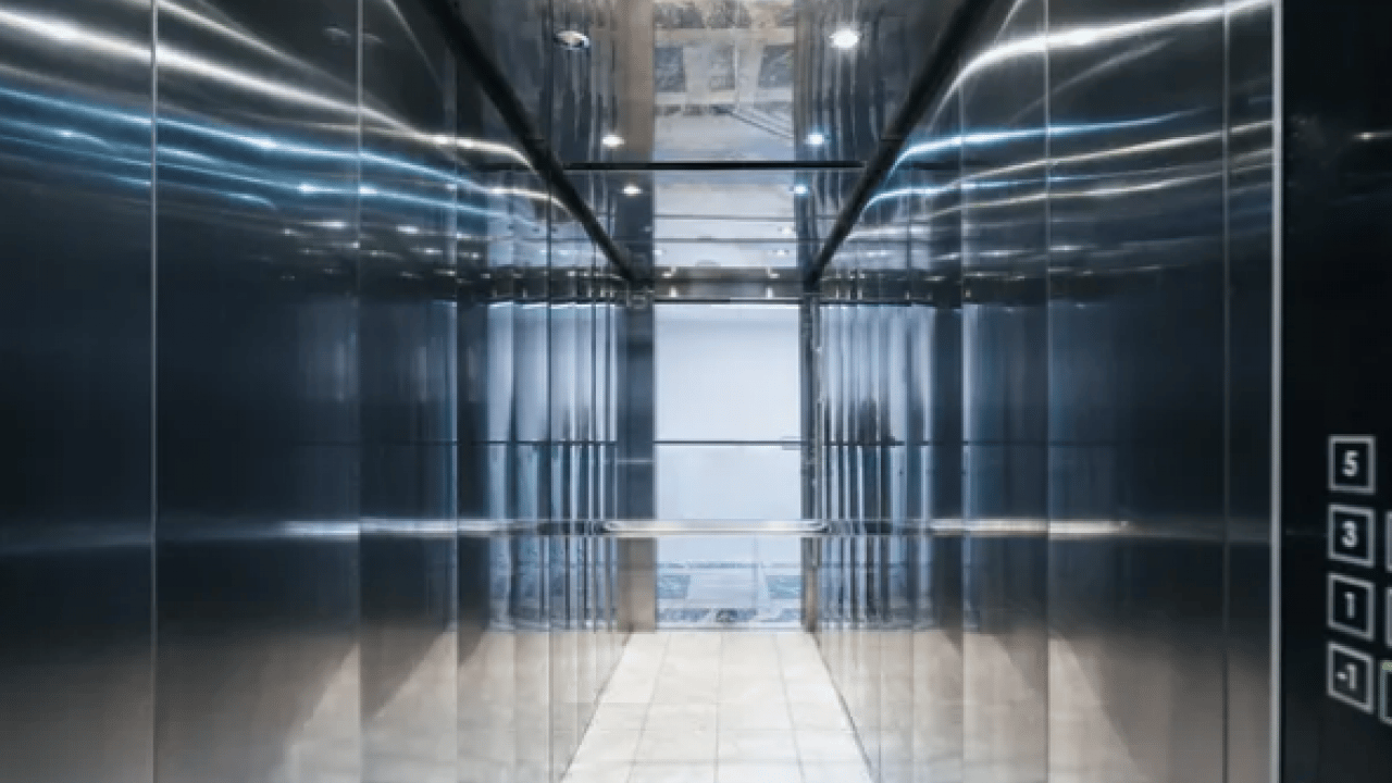 Foto - Asansörlerdeki aynalar meğer süs değilmiş! Dar alan, hava hissinin azlığı...