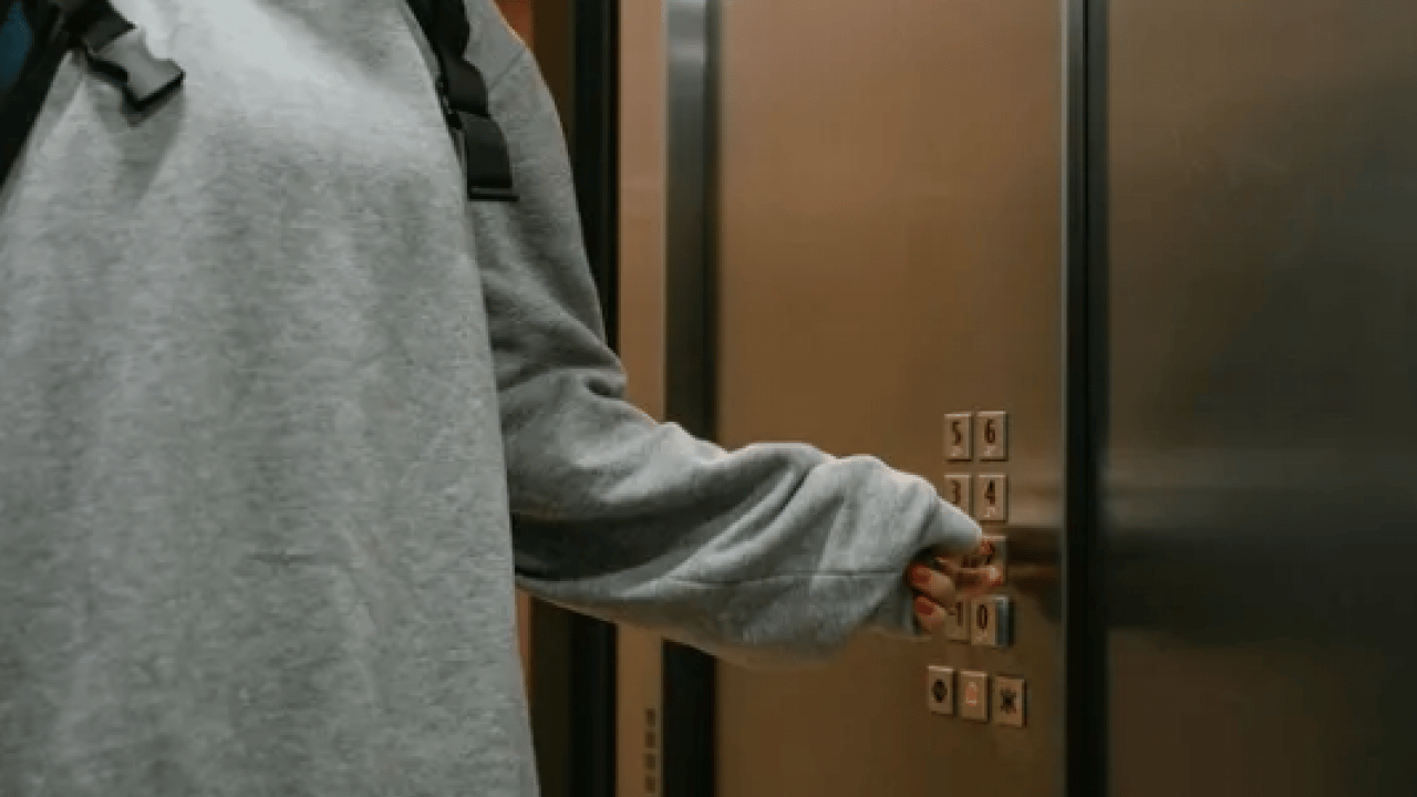 Foto - Asansörlerdeki aynalar meğer süs değilmiş! Dar alan, hava hissinin azlığı...