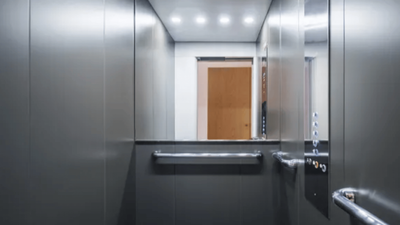 Foto - Asansörlerdeki aynalar meğer süs değilmiş! Dar alan, hava hissinin azlığı...