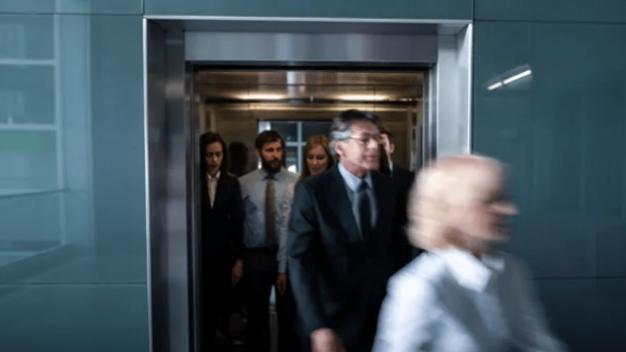 Foto - Asansörlerdeki aynalar meğer süs değilmiş! Dar alan, hava hissinin azlığı...