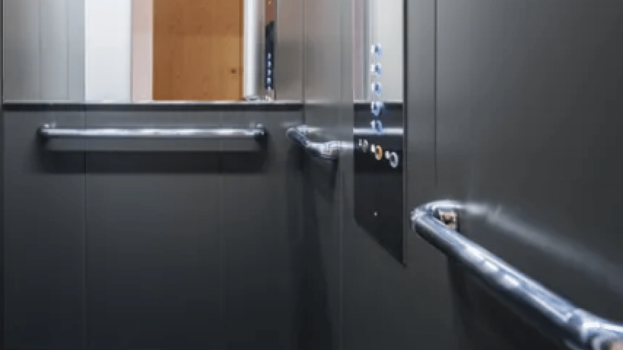 Asansörlerdeki aynalar meğer süs değilmiş! Dar alan, hava hissinin azlığı...