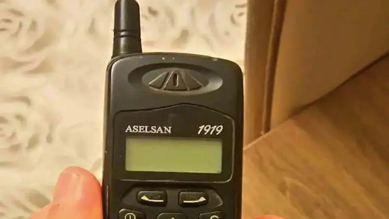 Foto - Aselsan’ın ürettiği yerli telefonun önünü kesen Türk bakın kimmiş: Gizlice engelledi