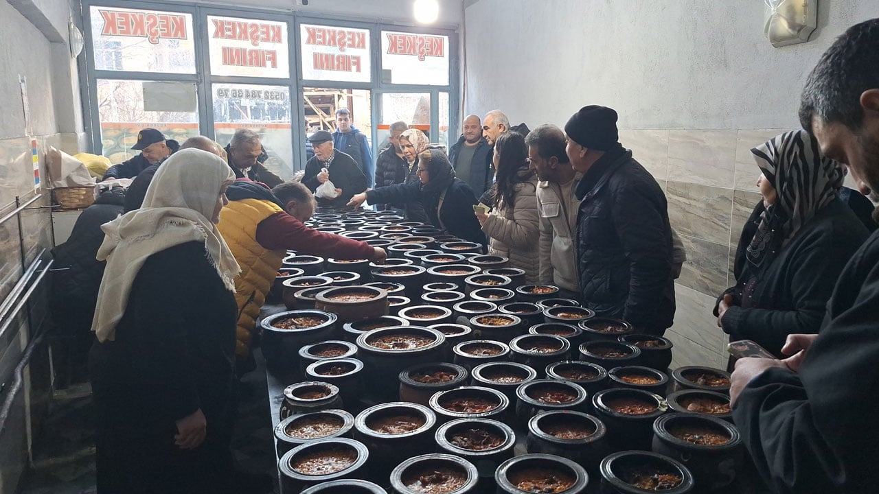 Foto - Asırlardır değişmeyen lezzet! 8 saat pişiyor, davulla haber veriliyor