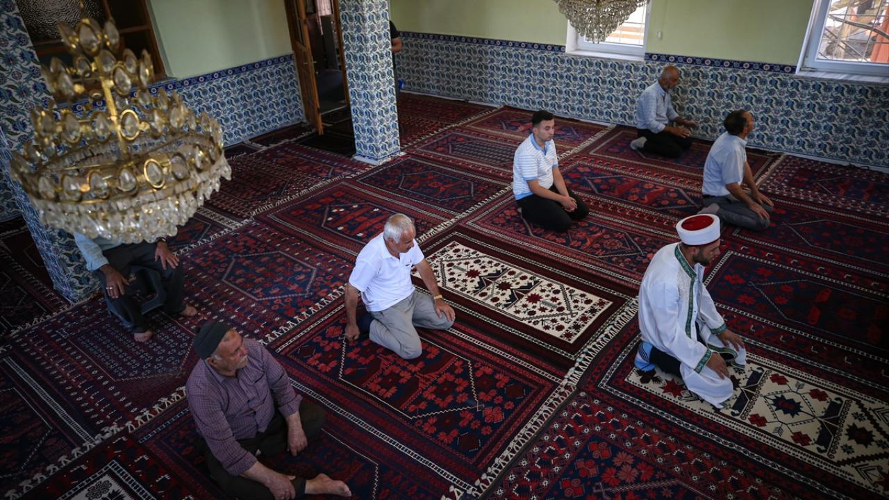 Asırlardır süren bir gelenek! Vefat eden kişinin halısı camiye seriliyor