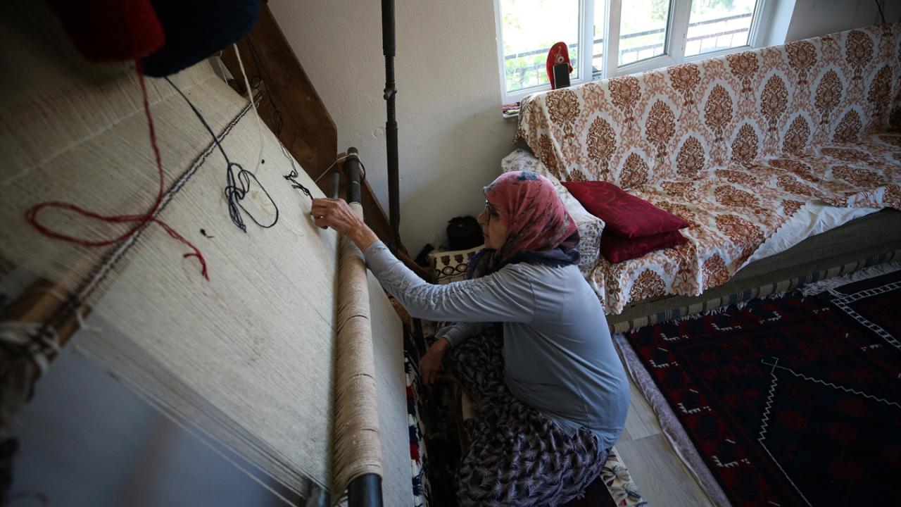 Foto - Asırlardır süren bir gelenek! Vefat eden kişinin halısı camiye seriliyor